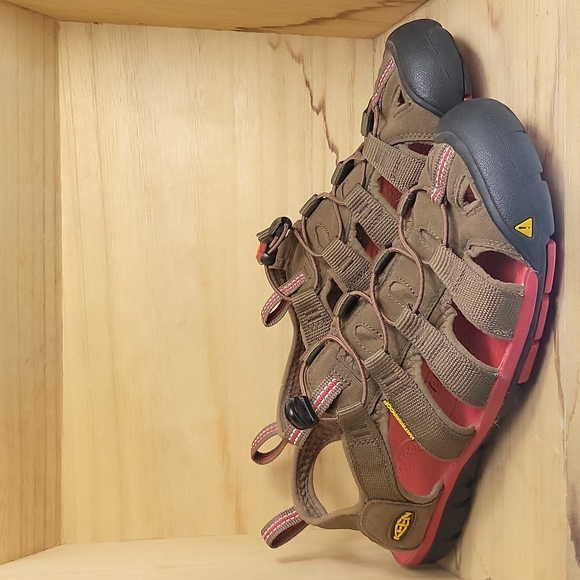 KEEN Clearwater CNX 1014452 Dark Earth/Racing Red Sandals - Picture 3 of 10